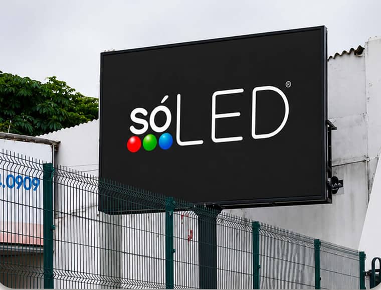 Painel na Av. Fernando Corrêa